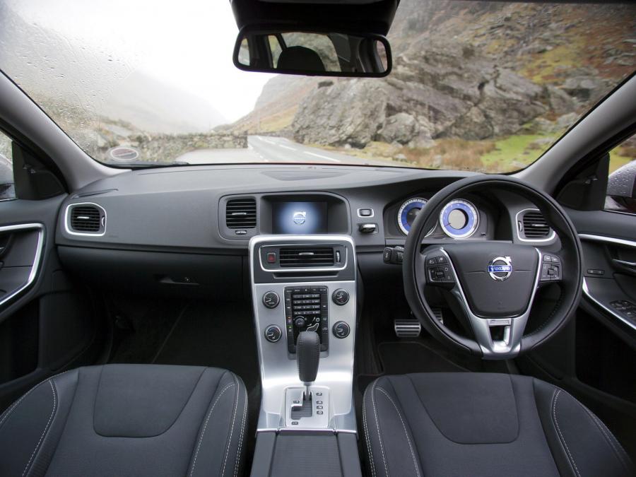  Volvo V60 R-Design 2010 года  (UK) (фото 14 из 15)